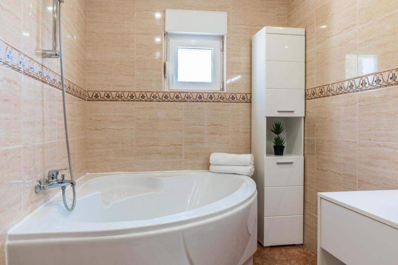 Apartmani Tomeri Starigrad Paklenica Exterior photo