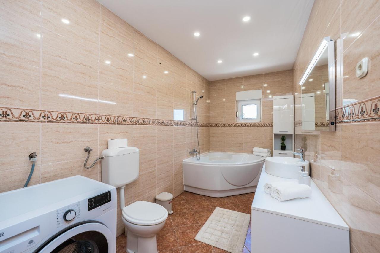 Apartmani Tomeri Starigrad Paklenica Exterior photo